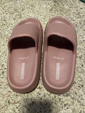 CUSHIONAIRE™ Women's Slide Sandals in Dusty Rose